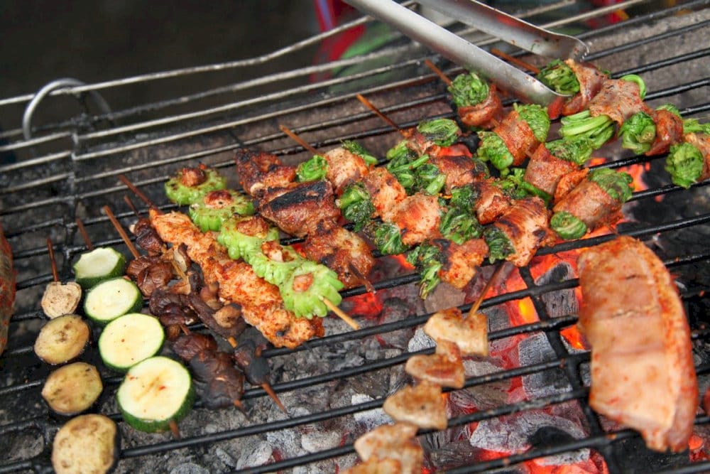 Thịt lợn, bò, hoặc gà được ướp gia vị 